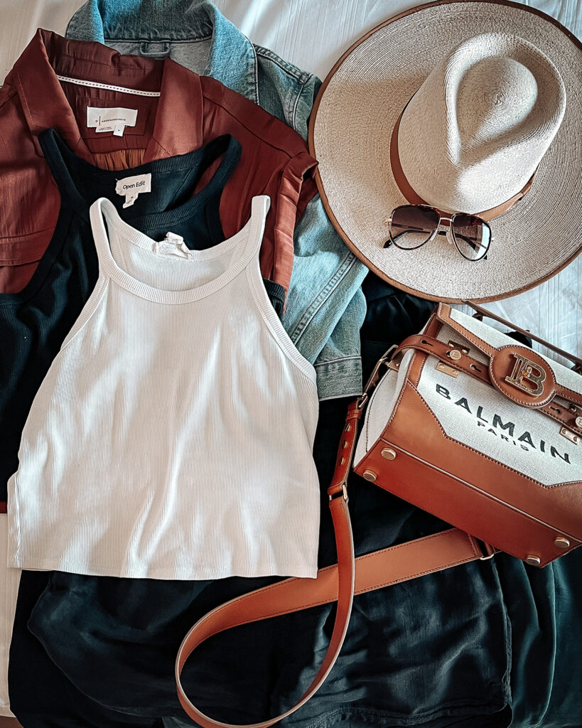 Sharing all of my Walt Disney World outfits in today's "What I Packed" post!